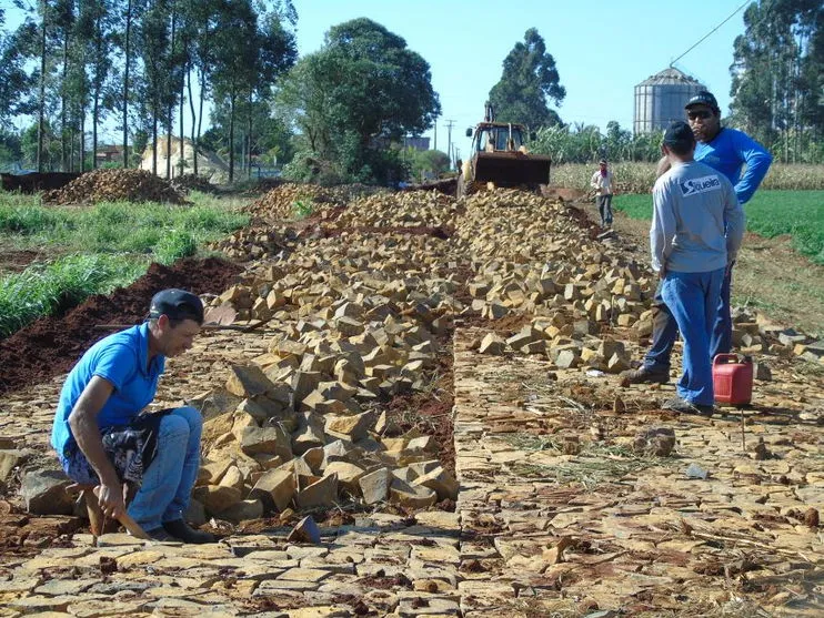 Sabáudia inicia pavimentação da Estrada da Olaria