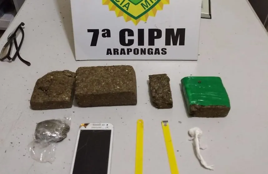 PM de Arapongas prende homem que arremessou drogas na cadeia