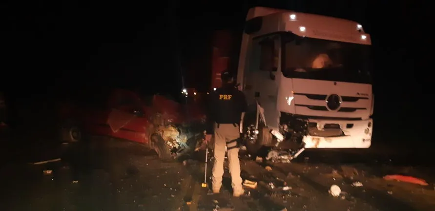 Acidente entre veículo e caminhão com uma vítima fatal