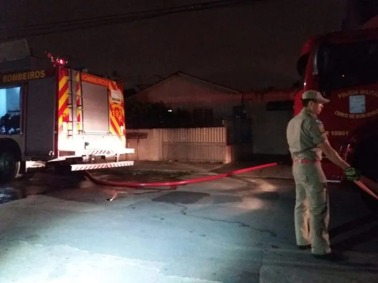 Homem morre carbonizado após tentar parar incêndio em residência