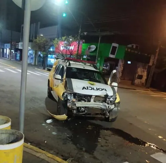 Viatura da PM de Arapongas se envolve em acidente