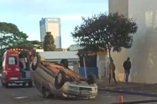 Carro capota na Rua Flamingos  em Arapongas; veja