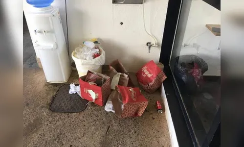 Apoiadores de Bolsonaro reviram lixo do Alvorada para atacar jornalistas