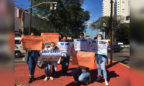 Residentes da Saúde protestam contra atraso salarial, em Apucarana