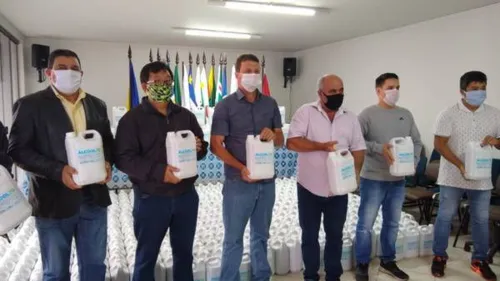 Prefeitos da Amuvi recebem galões de álcool 70%