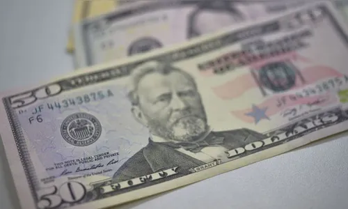 Cotação do dólar vira e cai para R$ 5,82, depois de encostar em R$ 6