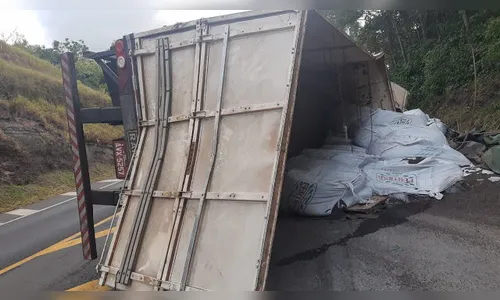 Carreta carregada com fertilizantes tomba na região de Mauá da Serrá