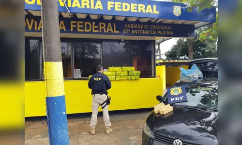 Carro roubado é apreendido com 250 quilos de maconha no Paraná