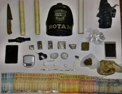 Drogas, dinheiro e materiais apreendidos
