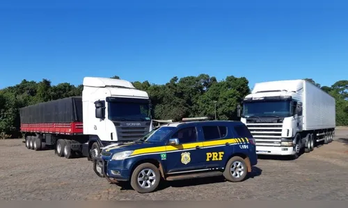 PRF apreende mais de 1 milhão de carteiras de cigarro em duas carretas no Paraná