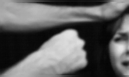 Homem é preso após agredir namorada com socos