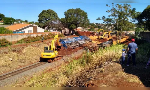 Trem carregado com soja tomba em Apucarana e empresa aponta vandalismo; assista