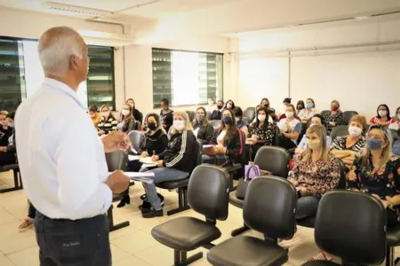 Professor Peta em reunião com professores