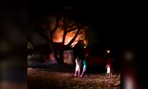 Bombeiros controlam incêndio em residência na Vila Nova Porã