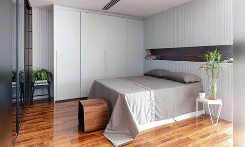 Quarto clean é ideal para conforto visual e relaxamento