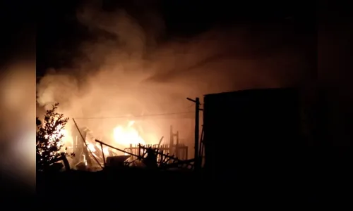 Casa de madeira é destruída por fogo, em Lunardelli