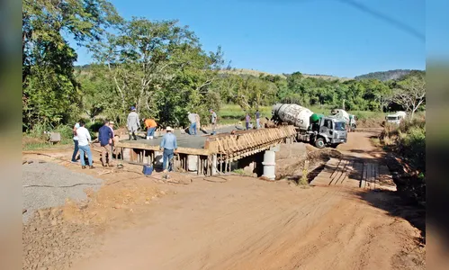 Prefeitura de Faxinal executa concretagem sobre a ponte do Rio Bufadeira