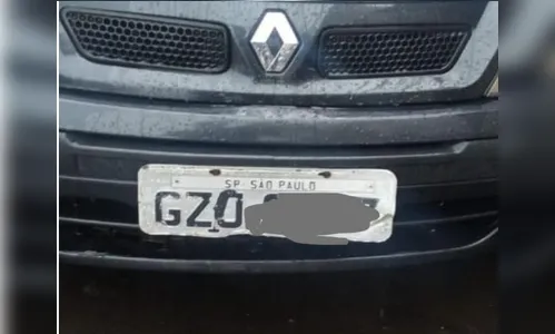 Mulher é encaminhada para a delegacia por adulterar placa de veículo