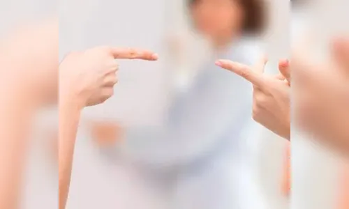 Funcionária de farmácia fica transtornada ao ser despedida e vai presa