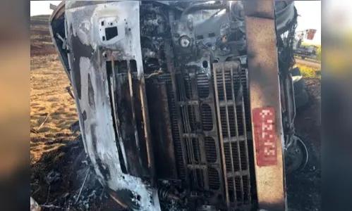 Caminhoneiro morre carbonizado após acidente na PR-445