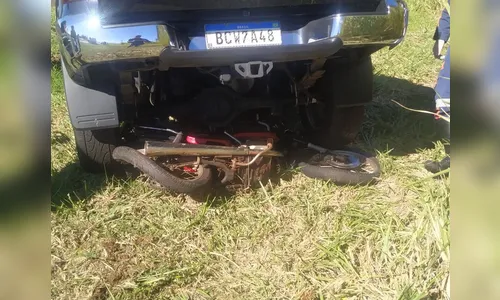 Moto para embaixo de caminhonete após acidente na BR-369