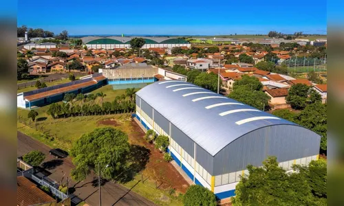 Prefeitura de Arapongas entrega obra em quadra esportiva de escola