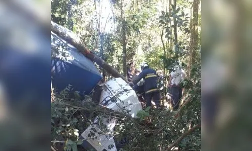 Caminhão cai em barranco e deixa duas pessoas feridas