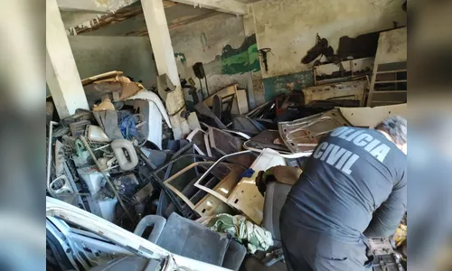 Após ter carro furtado, homem encontra veículo em ferro-velho e chama polícia