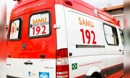 Motorista fica ferido em colisão contra árvore, em Faxinal