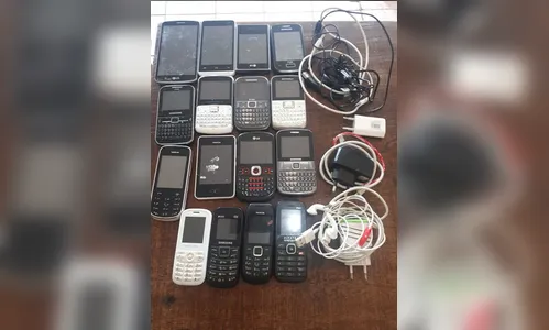 Agentes encontram celulares que foram jogados no minipresídio de Apucarana