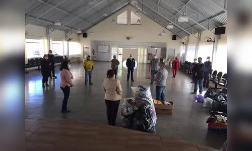 Jandaia do Sul distribui roupas e agasalhos às famílias carentes