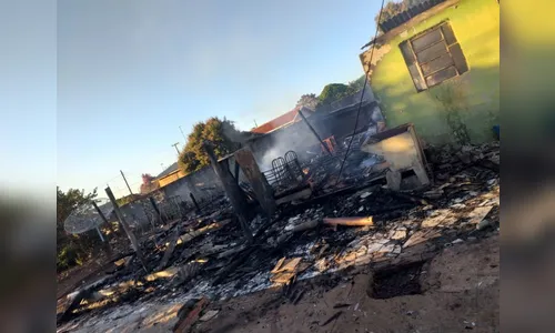 Casa é destruída por fogo no distrito de Jacutinga, em Ivaiporã