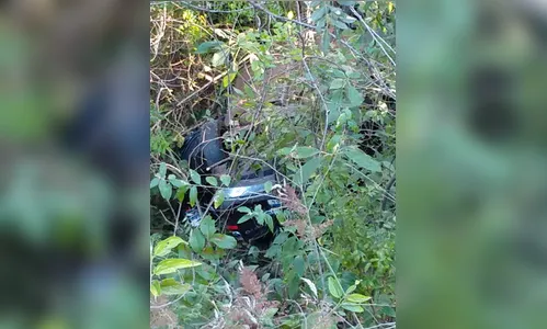 Carro funerário de Jardim Alegre capota na PR-170 em Apucarana