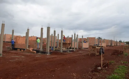 As unidades habitacionais estão sendo construídas em terreno doado pela prefeitura