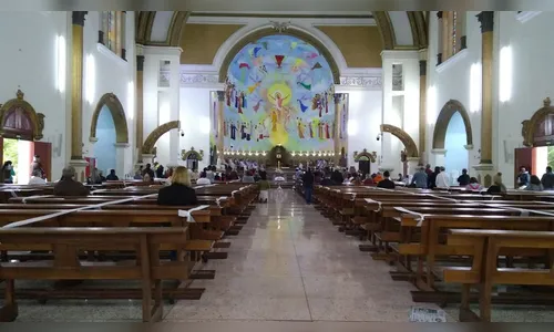 Fiéis se despedem de padre Egídio de Vidi, em Apucarana