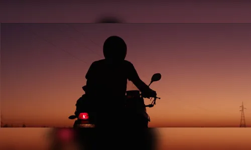 Adolescente é flagrado pilotando moto com chassi raspado e sem capacete