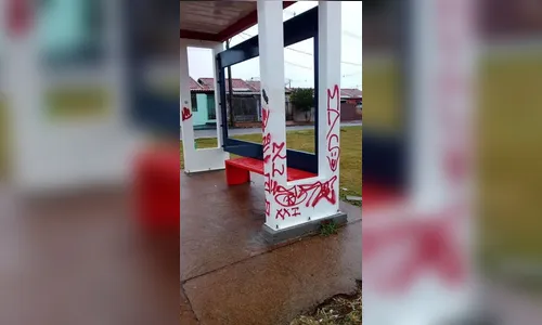 Ponto de ônibus recém instalado é vandalizado na Avenida Aviação