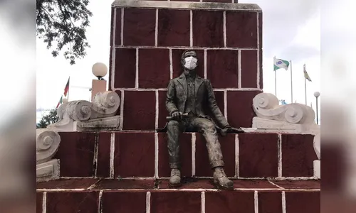 Estátuas em praças de Apucarana recebem máscaras contra a Covid-19