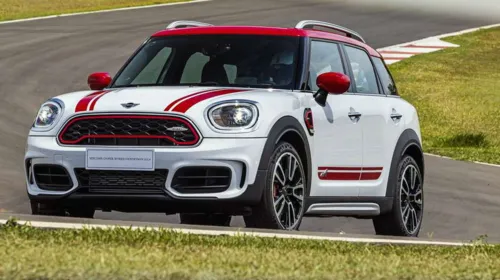 Mini Coutryman JCW tem cara de SUV, viés esportivo, motor de 306 cv e tração 4x4