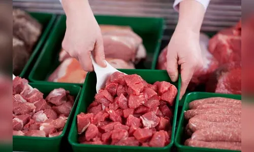 Arapongas distribui  carne e cestas a famílias de estudantes