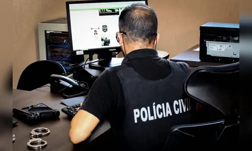 Polícia identifica estudante que vandalizou bandeira nacional