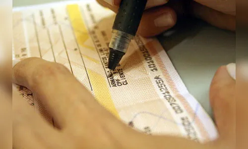 Mulher encontra cheque de quase R$ 3 mil em Ivaiporã e entrega para PM