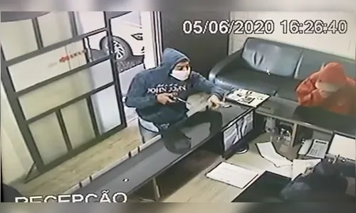 Câmeras registram roubo em empresa de Arapongas