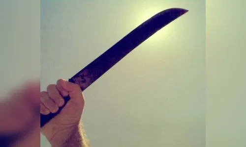 Homem é preso após ameaçar esposa e filhos com facão, em Faxinal