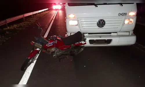 Acidente entre caminhão e moto na PR-444 provoca morte de mulher