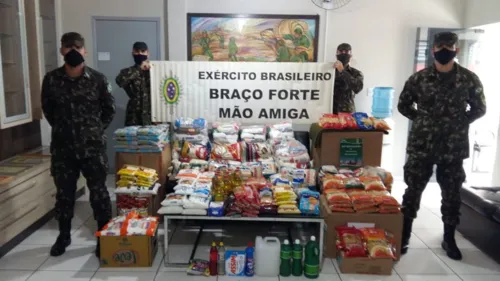 Exército arrecada mais de meia tonelada de alimentos