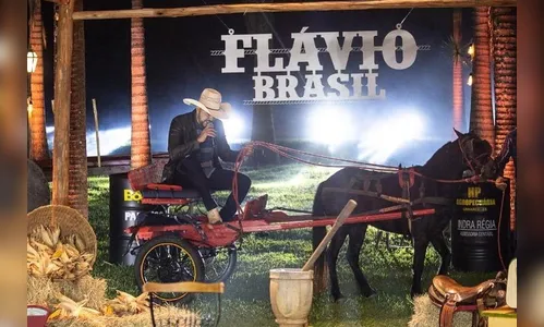 Cantor viraliza na web ao chegar de charrete em sua live e cavalo o levar embora