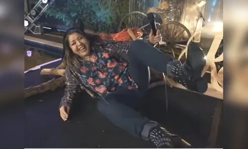 Roberta Miranda leva tombo durante live e cai na gargalhada