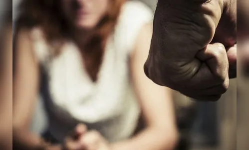 Mulher é agredida pelo marido após buscá-lo em festa