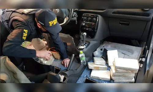 PRF apreende 63 quilos de cocaína e prende um homem em Rolândia